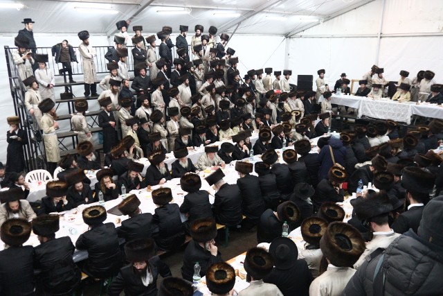 Chasydzi w Lelowie. Żydzi z całego świata modlą się, tańczą i śpiewają przy grobie cedyka Dawida Bidermana