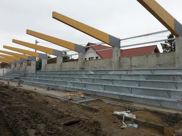 Na głównej trybunie stadionu Puszczy Niepołomice wciąż prowadzone są prace budowlane