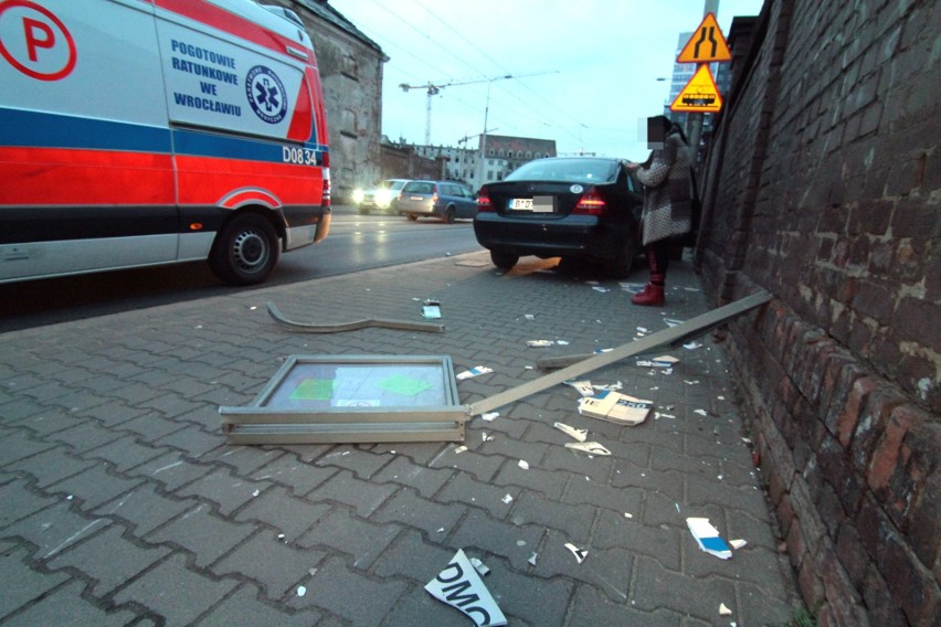 Wypadek na Nadodrzu. Mercedes wjechał na chodnik i staranował przystanek [ZDJĘCIA]