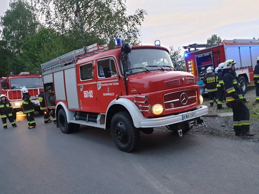 Groźny pożar domu we wsi Podolany (pow. wadowicki). Na miejscu 15 zastępów straży pożarnej [ZDJĘCIA]