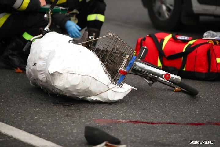 Wypadek w Stalowej Woli. Potrącony przez samochód rowerzysta doznał poważnego urazu głowy [ZDJĘCIA]