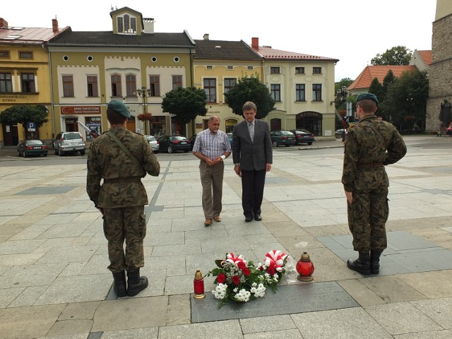 Burmistrz Żywca Antoni Szlagor oraz przewodniczący Rady Miejskiej Krzysztof Greń złożyli kwiaty i zapalili znicze.