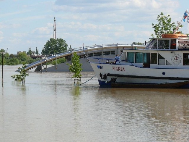 Zalany został nadwiślański bulwar. Jakie będą straty w tym miejscu, okaże się, gdy woda zupełnie opadnie.    