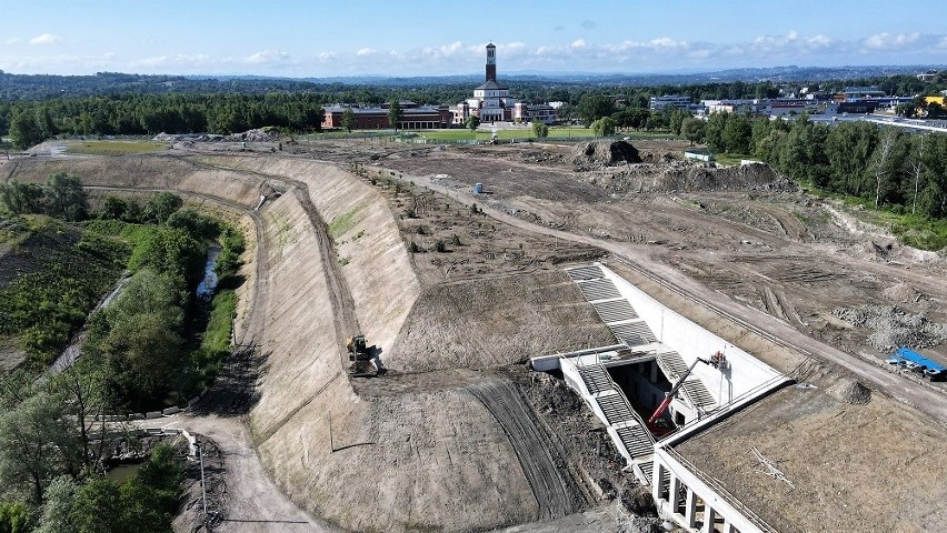 Kraków. Budowa Trasy Łagiewnickiej: jeżdżą już w tunelach, nad nimi sadzą drzewa [ZDJĘCIA]