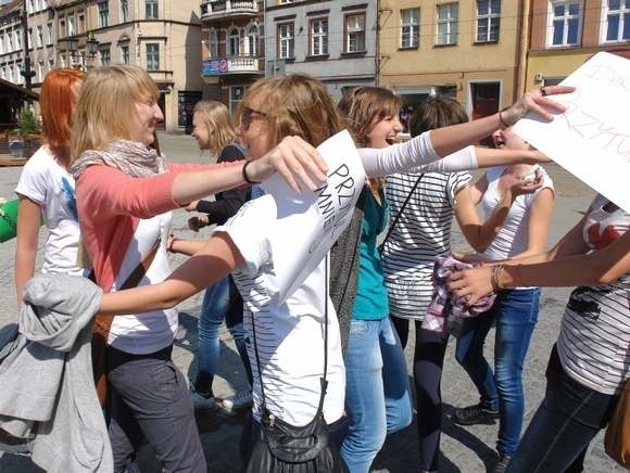 Tak mieszkańcy Grudziądza przytulali się 24 czerwca 2011 roku.
