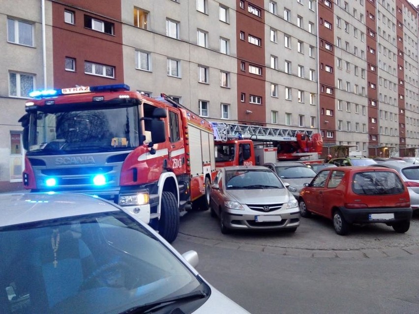 Mistrzowie parkowania zablokowali dojazd strażakom, nie żyje kobieta [ZDJĘCIA]