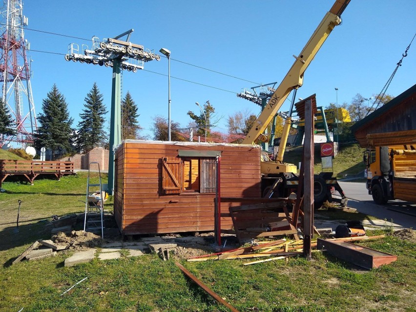 Z górnej stacji, dyżurka ratowników i kasa, trafią na dolną...