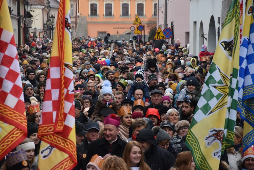 Orszak Trzech Króli 2020 w Tarnowie. Ulicami miasta przeszły prawdziwe tłumy [ZDJĘCIA, WIDEO]