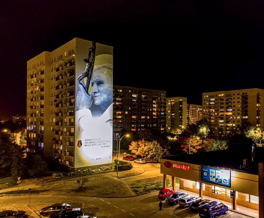 Podświetlony mural świetego Jana Pawła II w Stalowej Woli (ZDJĘCIA)