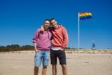 Cypel Helski: postawili maszt z tęczową flagą na plaży. Jakub i Dawid na Początku Polski znowu w akcji | SONDA, ZDJĘCIA, WIDEO