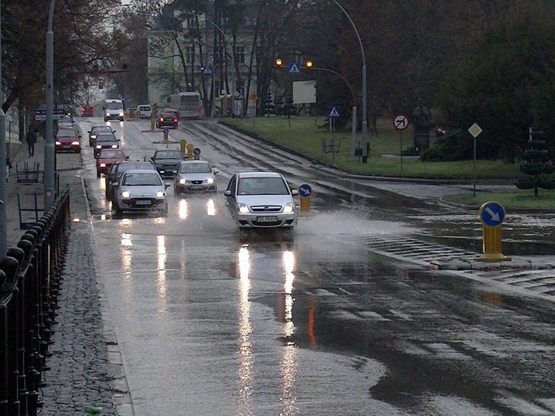 Zalana ulica Zwycięstwa w centrum Koszalina [wideo] Aktualizacja 