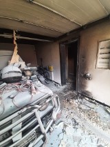 Dziecko uwięzione w płonącym domu w Bieleckich Młynach. Na ratunek ruszyli policjanci. Zobacz zdjęcia
