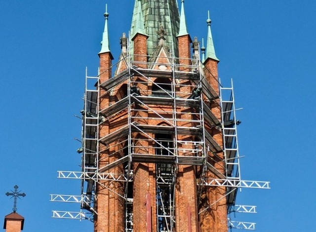 Wieża kościoła farnego w pajęczynie rusztowań