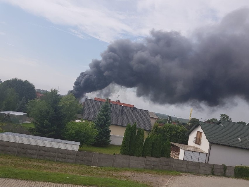 Pożar w hali produkującej znicze przy ulicy Ściegiennego w Kielcach [RAPORT]