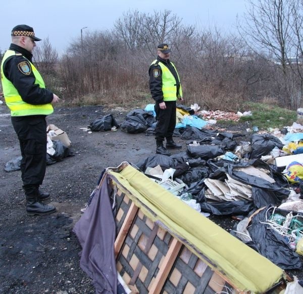 Tak wygląda wysypisko przy "Silesii&#8221;. Na liście najbrudniejszych miejsc w mieście jest także ulica Zielona, Marka z Jemielnicy, Ligudy, Nowowiejskiego, a także okolice obwodnicy północnej.