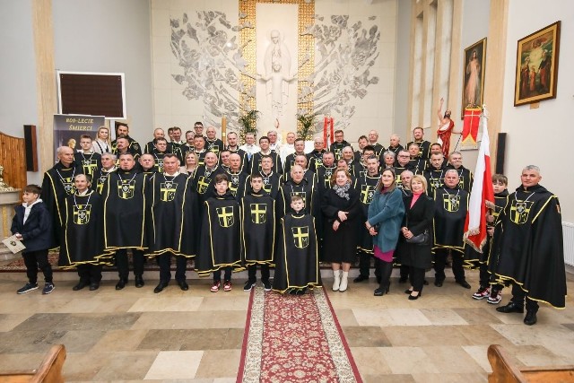 Uroczystość powołania nowej Chorągwi Zakonu Rycerzy Świętego Jana Pawła II przy Parafii Matki Bożej Różańcowej w Bukowie. Więcej na następnych zdjęciach >>>