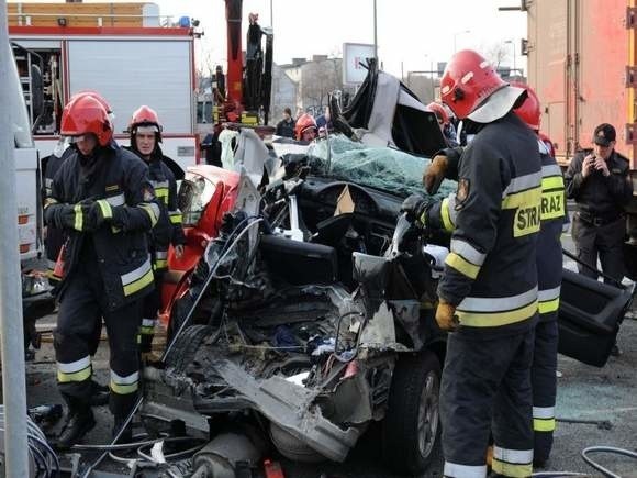 45-letni kierowca, który kierował tirem, nie zdołał zahamować przed samochodami osobowymi. Staranował je.