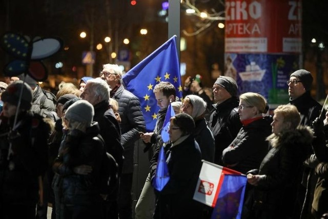 Rzecznicy dyscyplinarni już wszczynali postępowania wobec sędziów, którzy np. przemawiali podczas manifestacji w obronie wolnych sądów. Projekt nowej ustawy PiS zakłada, że sędziowie nie będą mogli w ogóle krytykować publicznie władzy