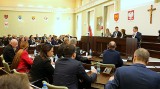 Radni Kielc obradują w czwartek od godziny 10. Chcą odwołać przewodniczącego.  Oglądaj transmisję na żywo
