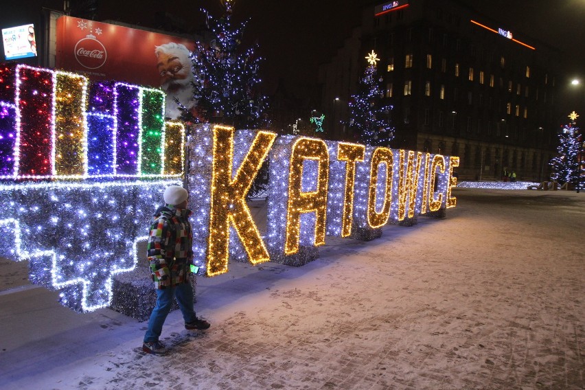 Lampki na bożonarodzeniowej choince w Katwicach już świecą....