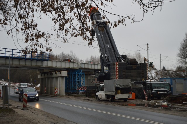 Ten ogromy dźwig będzie montował nowe przęsła wiaduktu