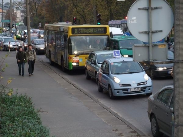 Na calej dlugości Legionowej jest dostepny jeden pas ruchu w...