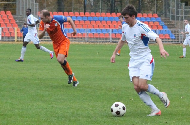 Jesienią na stadionie Ursusa dobry mecz w barwach Broni rozegrał Dominik Leśniewski (przy piłce). Mimo to nasz zespół przegrał tamto spotkanie 1:3.