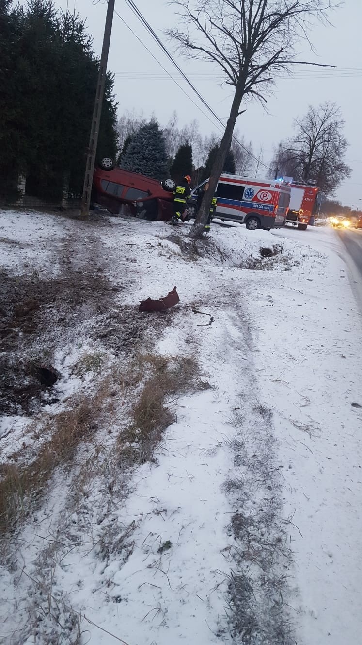 Dąbrowa Tarnowska. Samochód dachował i wylądował na ogrodzeniu [ZDJĘCIA]