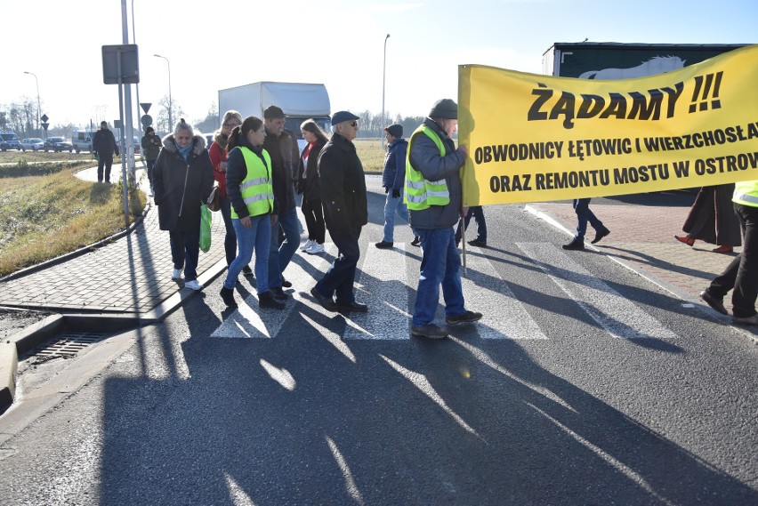 Mieszkańcy Bogumiłowic i Łętowic żądają budowy obwodnicy. To dlatego zablokowali drogę i grożą kolejnymi protestami [ZDJĘCIA]