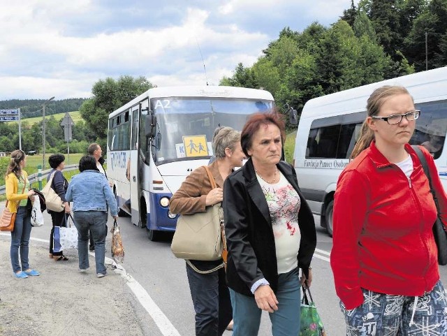 W Kąclowej pasażerowie wysiadają przed osuwiskiem i idą kilkaset metrów do busa, który czeka na nich w bezpiecznym miejscu. Tak będzie do końca czerwca. W lipcu busów nie będzie