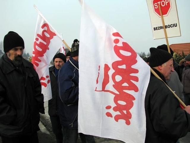 Protest kolejarzy z ZagórzaKolejarze z Zagórza walczą o utrzymanie miejsc pracy. Protestowali blokując droge z Sanoka do Ustrzyk Dolnych.