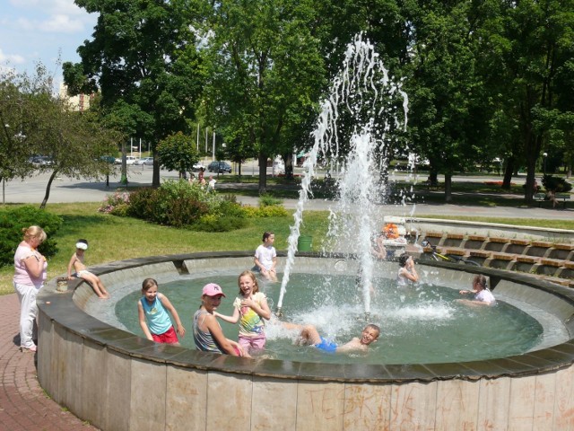 Tak kąpią się dzieci w fontannie w upalne dni.