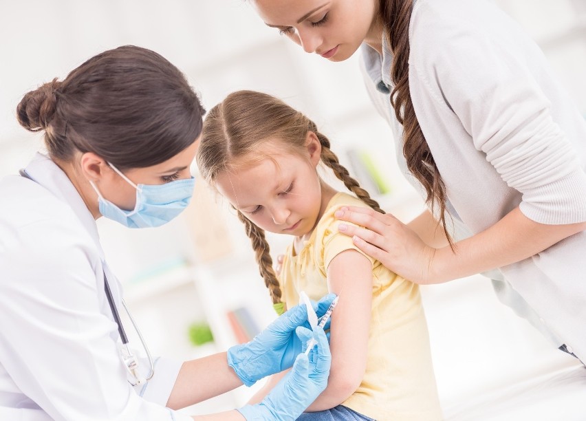 Elbanowscy żądają przerwania szczepienia dzieci przeciw COVID-19. "Wirus nie stanowi zagrożenia dla dzieci"