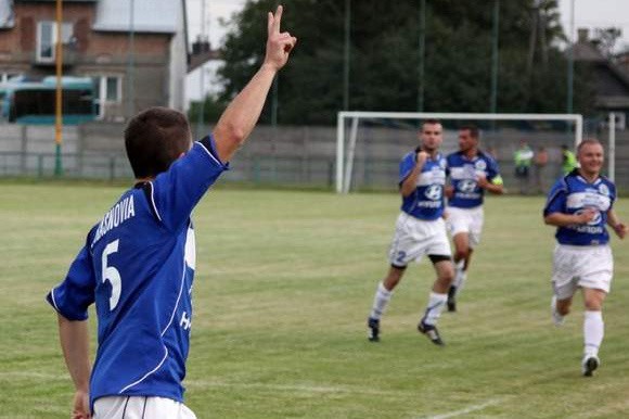 Koledzy z Crasnovii chcą wygrać i zrobić prezent Adrianowi Szczepańskiemu (nz. cieszy się z gola), który w sobotę się żeni.