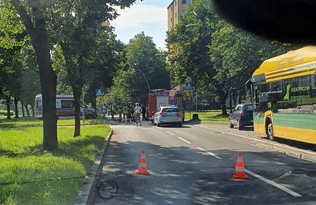 Wypadek w Tychach z udziałem rowerzysty. 80-letni kierowca matiza potrącił mężczyznę kierującego rowerem. Ofiara została przewieziona do szpitala. Który z uczestników nie zastosował się do przepisów i spowodował wypadek?