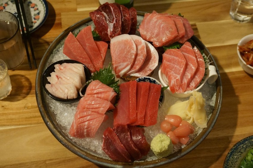 Wyjątkowym rodzajem sushi jest sashimi. Surowe ryby krojone...