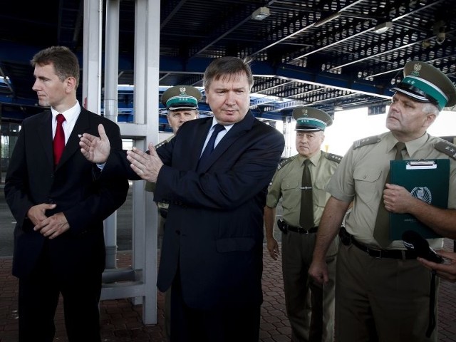 Minister Jerzy Miller (drugi od lewej) wizytuje przejście graniczne