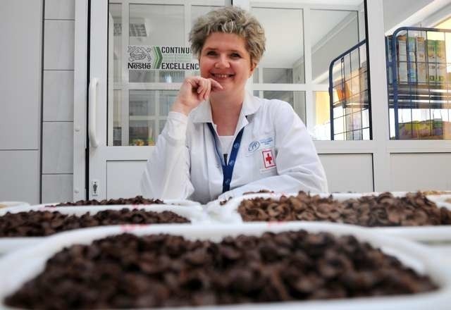 Małgorzata Czajkowska sprawdza smak płatków produkowanych w CPP Toruń-Pacific