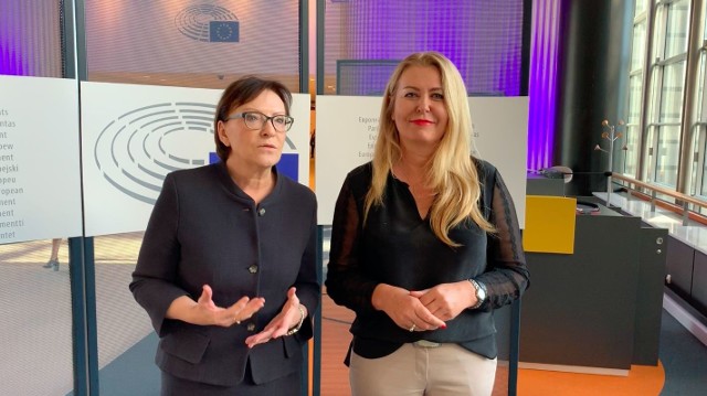Z lewej była premier i obecna europosłanka Ewa Kopacz i europosłanka Elzbieta Łukacijewska z Platformy Obywatelskiej