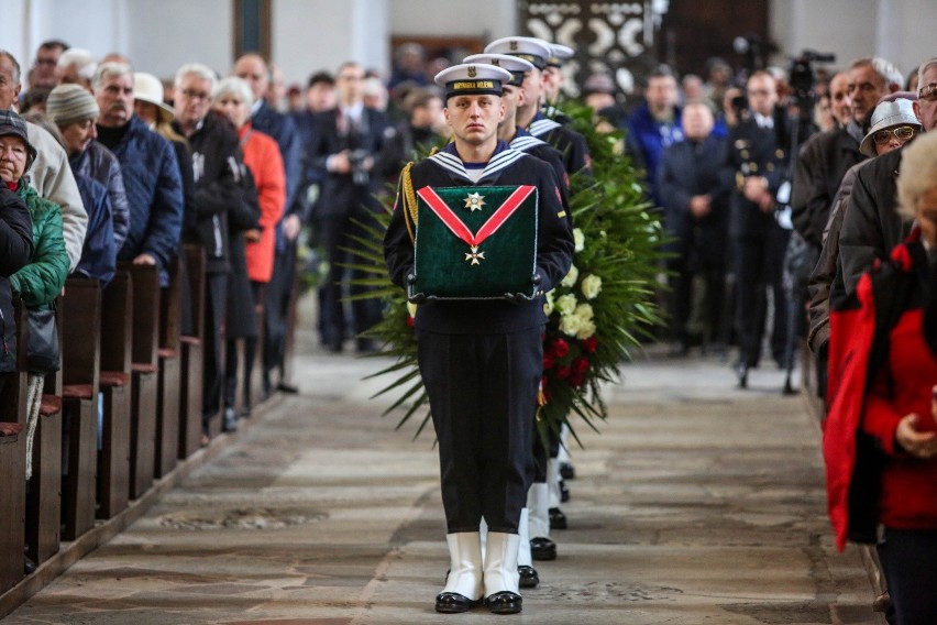 Pogrzeb ks. Stanisława Bogdanowicza. Duchowny spoczął w krypcie kapłanów [ZDJĘCIA,WIDEO]