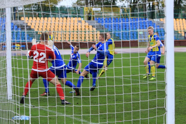 Wda Świecie (w niebieskich strojach) walczy o swoją przyszłość w III lidze