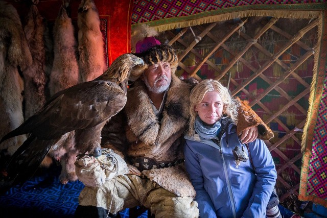 Joanna Szczepańska w Mongolii z sokolnikiem z Gór Ałtaju