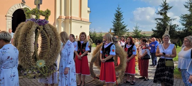 W niedzielę 14 sierpnia w Nawarzycach miały miejsce pierwsze od dwóch lat parafialne dożynki. Zobaczcie na kolejnych zdjęciach piękne wieńce przygotowane przez mieszkańców oraz przebieg uroczystości.