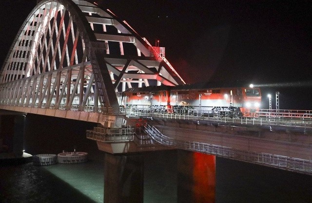 Most Krymski jest pod szczególną ochroną służb rosyjskich. W 2022 udało się Ukraińcom zniszczyć częśc jego konstrukcji. Prawdopodobnie i teraz doszo do ataku Kijowa na najdłuższy most w Europie.