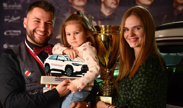 Sebastian Batkowski z rodziną, po odebraniu tytułu MVP grudniowych Mistrzostw Polski. Więcej na kolejnych zdjęciach