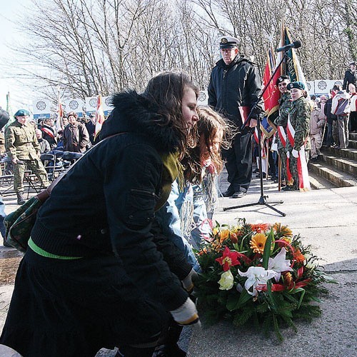Przed Pomnikiem Zaślubin hołd bohaterom walk o Kołobrzeg w sobotę złożyła młodzież.