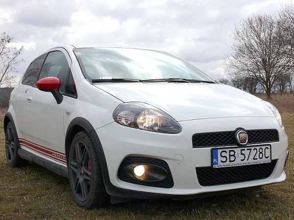 Abarth grande punto dostępny jest wyłącznie jako samochód trzydrzwiowy. Standardowo auto jest oferowane w białym kolorze. Cena: 58 990 złotych. Natomiast za dopłatą samochód może być czerwony lub czarny.