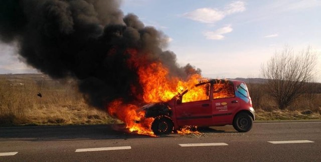 Zdjęcie płonącego samochodu otrzymaliśmy od Internauty na alarm@nowiny24.pl