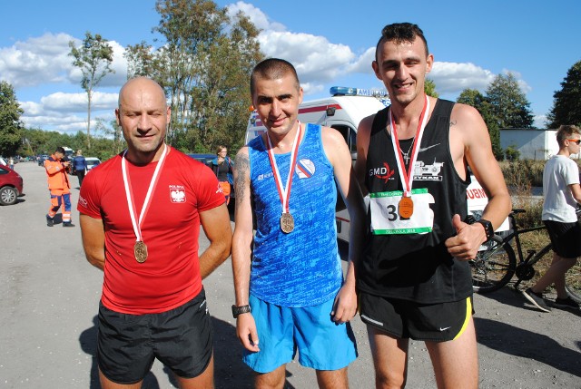 Cztery lata temu z inicjatywy Aldony Rybki zorganizowano pierwszy bieg im.  gen. Dąbrowskiego w Zielonce. W tym roku organizacją  imprezy zajęło się już Stowarzyszenie Nasza Zielonka, z sołtysem Tomaszem Olejniczakiem.  Dopisała pogoda i publiczność. Bohaterami biegu głównego na 10 km - byli Bartosz Kryske z Białych Błot (I miejsce), Oskar Mika (Bydgoszcz) i Michał Kulpa (Bukowiec). Ale biegały na 10 km też panie. I m. - Agata Woźniakowska (Bydgoszcz), II - Paulina Kulpa (Bukowiec), III - Renata Wyborna z Bydgoszczy.Jerzy Kanclerz przed turniejem Asy dla Tomasza Golloba. 