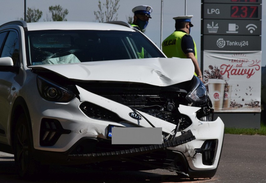 Wypadek w Damiętach, 13.05.2021. Zderzenie dwóch aut. Jedna osoba w szpitalu. Zdjęcia